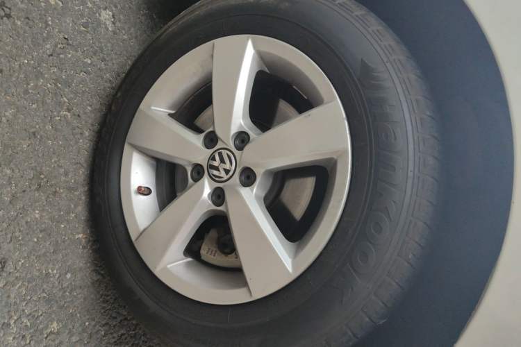 Used Volkswagen Gran Lavida 2013 1.6L Automatic Fashion Model Right Front Wheel Hub