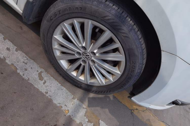 Used Volkswagen Gran Lavida 2013 1.6L Automatic Comfort Model Right Front Wheel Hub
