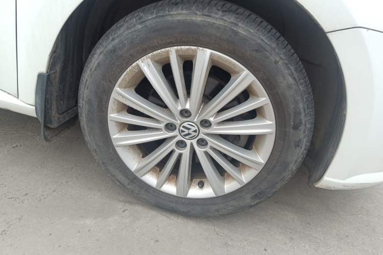 Used Volkswagen Gran Lavida 2013 1.6L Manual Comfort Model Right Front Wheel Hub