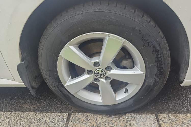 Used Volkswagen Gran Lavida 2013 1.6L Manual Fashion Model Right Front Wheel Hub