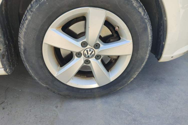 Used Volkswagen Gran Lavida 2013 1.6L Automatic Fashion Model Right Front Wheel Hub
