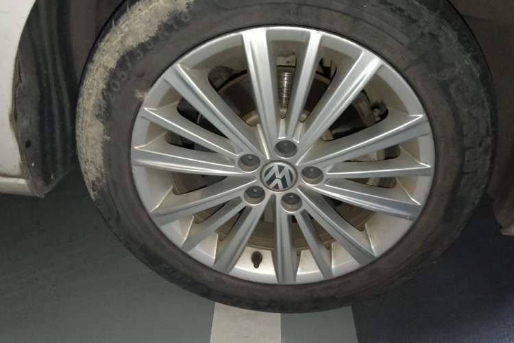 Used Volkswagen Gran Lavida 2013 1.6L Automatic Comfort Model Right Front Wheel Hub