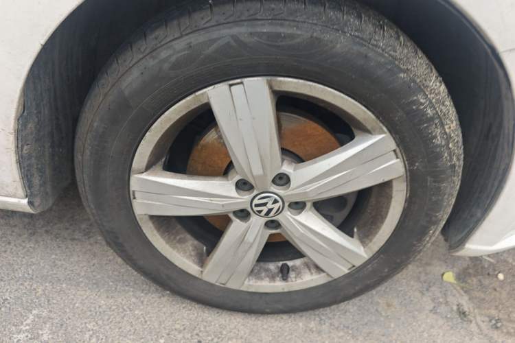 Used Volkswagen Gran Lavida 2013 1.4 TSI Automatic Comfort Model Right Front Wheel Hub