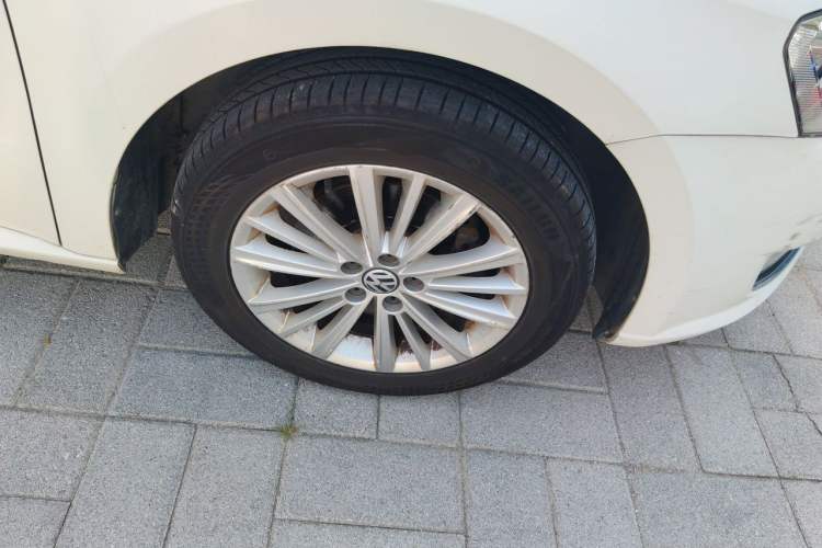 Used Volkswagen Gran Lavida 2013 1.4 TSI Automatic Comfort Model Right Front Wheel Hub