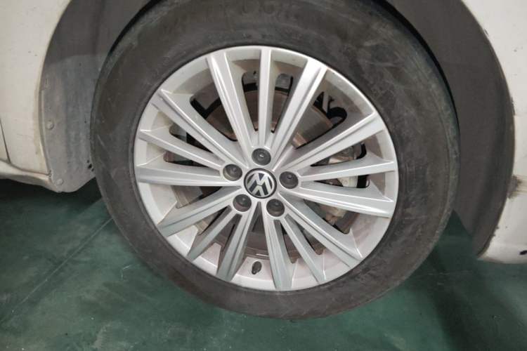 Used Volkswagen Gran Lavida 2013 1.6L Automatic Comfort Model Right Front Wheel Hub