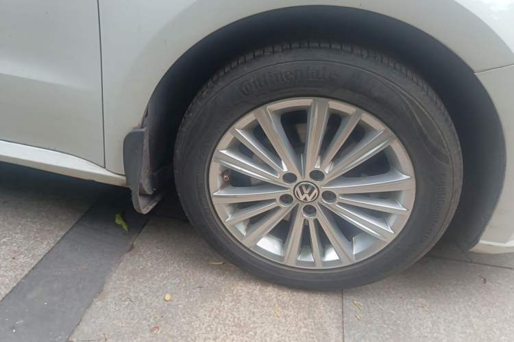 Used Volkswagen Gran Lavida 2013 1.6L Automatic Comfort Model Right Front Wheel Hub