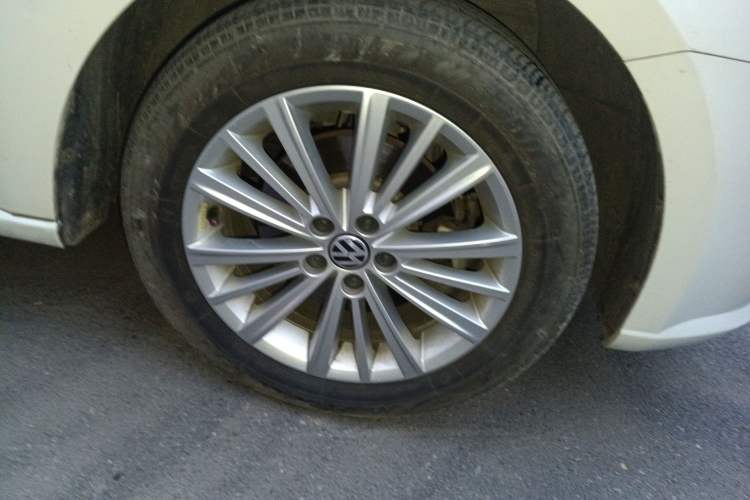 Used Volkswagen Gran Lavida 2013 1.6L Manual Comfort Model Right Front Wheel Hub