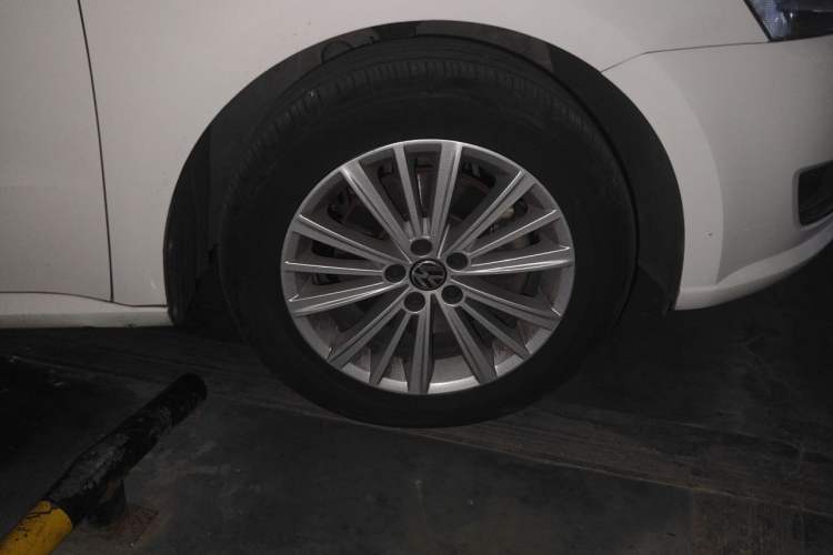 Used Volkswagen Gran Lavida 2013 1.4 TSI Automatic Comfort Model Right Front Wheel Hub