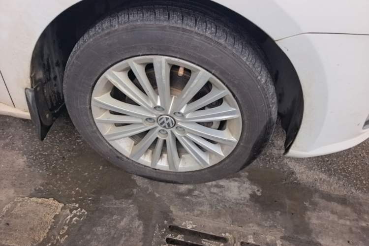 Used Volkswagen Gran Lavida 2013 1.6L Automatic Comfort Model Right Front Wheel Hub