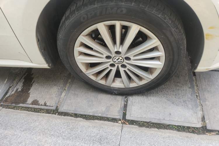 Used Volkswagen Gran Lavida 2013 1.6L Manual Comfort Model Right Front Wheel Hub