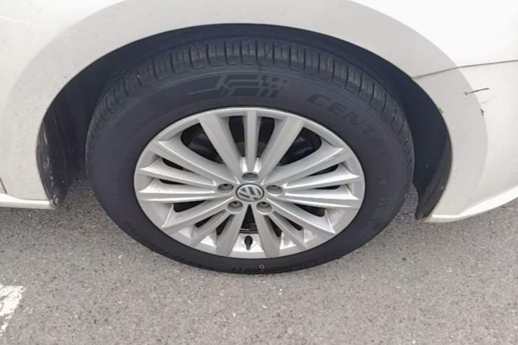 Used Volkswagen Gran Lavida 2013 1.6L Automatic Comfort Model Right Front Wheel Hub