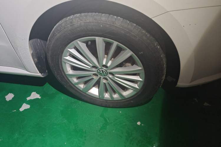 Used Volkswagen Gran Lavida 2013 1.6L Automatic Comfort Model Right Front Wheel Hub