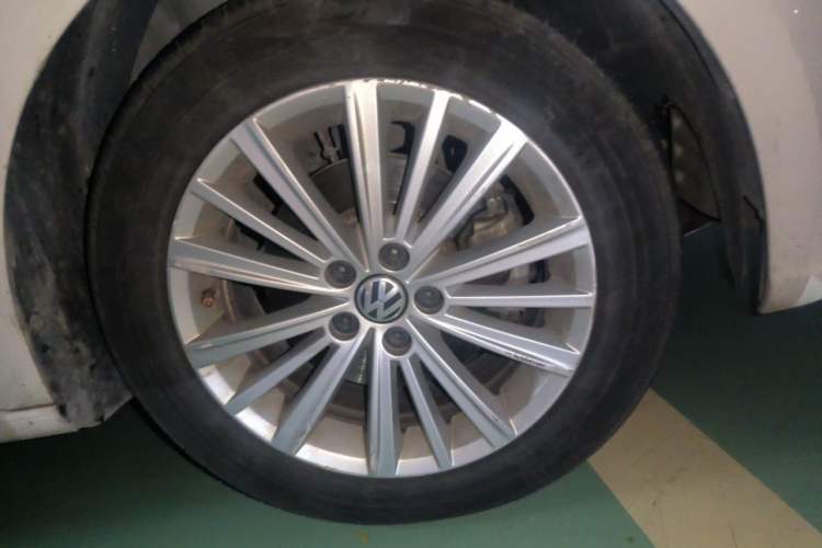 Used Volkswagen Gran Lavida 2013 1.6L Automatic Comfort Model Right Front Wheel Hub