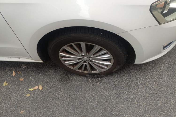 Used Volkswagen Gran Lavida 2013 1.4 TSI Automatic Comfort Model Right Front Wheel Hub