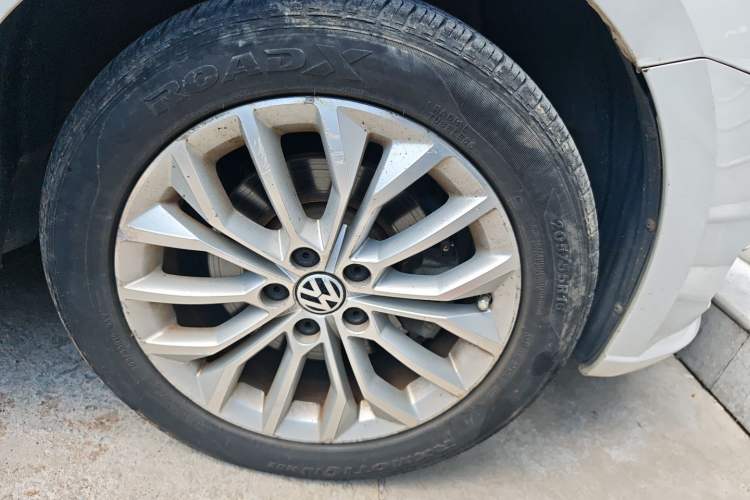 Used Volkswagen Gran Lavida 2013 1.6L Automatic Luxury Model Right Front Wheel Hub