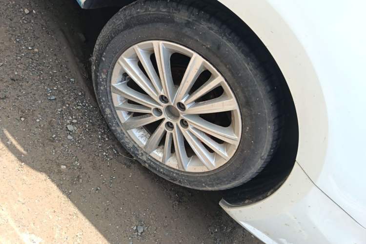 Used Volkswagen Gran Lavida 2013 1.6L Automatic Comfort Model Right Front Wheel Hub