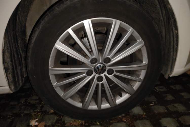 Used Volkswagen Gran Lavida 2013 1.4 TSI Automatic Comfort Model Right Front Wheel Hub