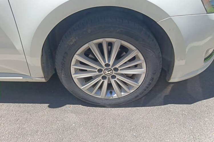 Used Volkswagen Gran Lavida 2013 1.6L Automatic Comfort Model Right Front Wheel Hub