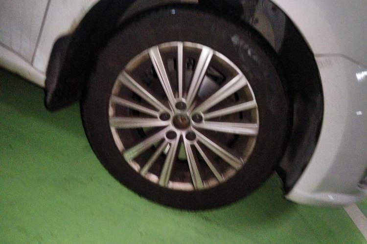 Used Volkswagen Gran Lavida 2013 1.4 TSI Automatic Comfort Model Right Front Wheel Hub