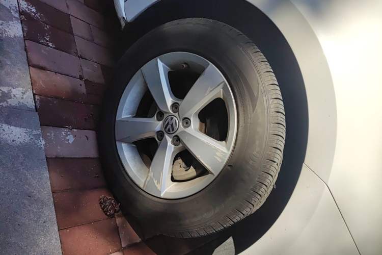 Used Volkswagen Gran Lavida 2013 1.6L Automatic Fashion Model Right Front Wheel Hub