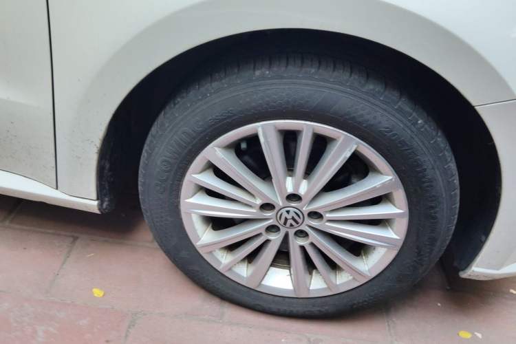 Used Volkswagen Gran Lavida 2013 1.4 TSI Automatic Comfort Model Right Front Wheel Hub