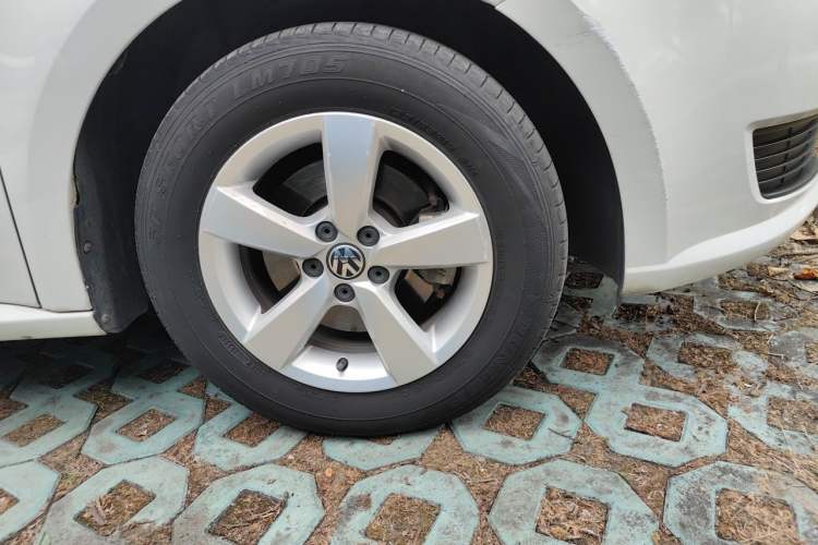 Used Volkswagen Gran Lavida 2013 1.6L Automatic Fashion Model Right Front Wheel Hub