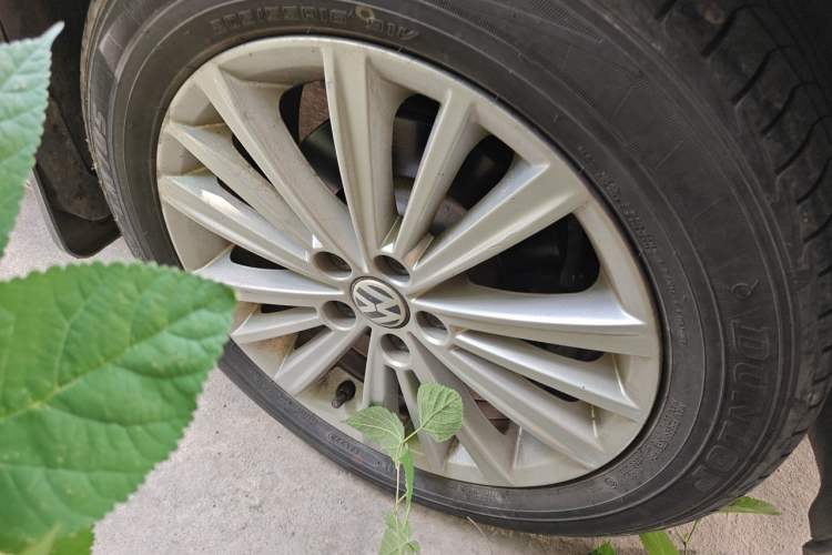 Used Volkswagen Gran Lavida 2013 1.6L Automatic Comfort Model Right Front Wheel Hub