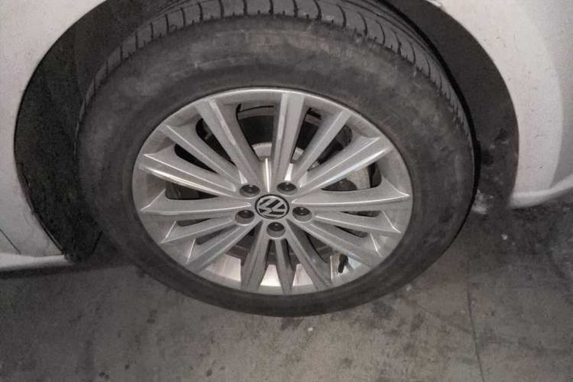 Used Volkswagen Gran Lavida 2013 1.6L Automatic Comfort Model Right Front Wheel Hub