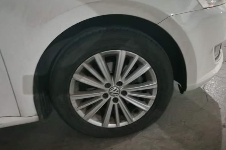 Used Volkswagen Gran Lavida 2013 1.4 TSI Manual Comfort Model Right Front Wheel Hub