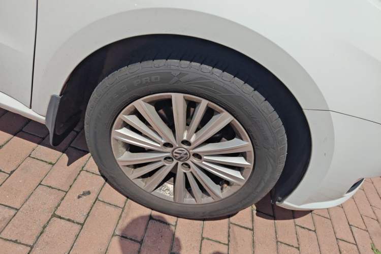 Used Volkswagen Gran Lavida 2013 1.4 TSI Manual Comfort Model Right Front Wheel Hub