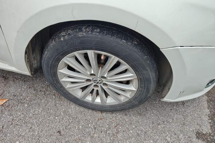 Used Volkswagen Gran Lavida 2013 1.4 TSI Automatic Comfort Model Right Front Wheel Hub