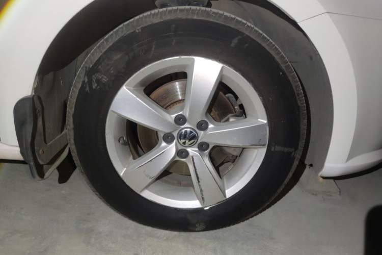 Used Volkswagen Gran Lavida 2013 1.6L Manual Fashion Model Right Front Wheel Hub
