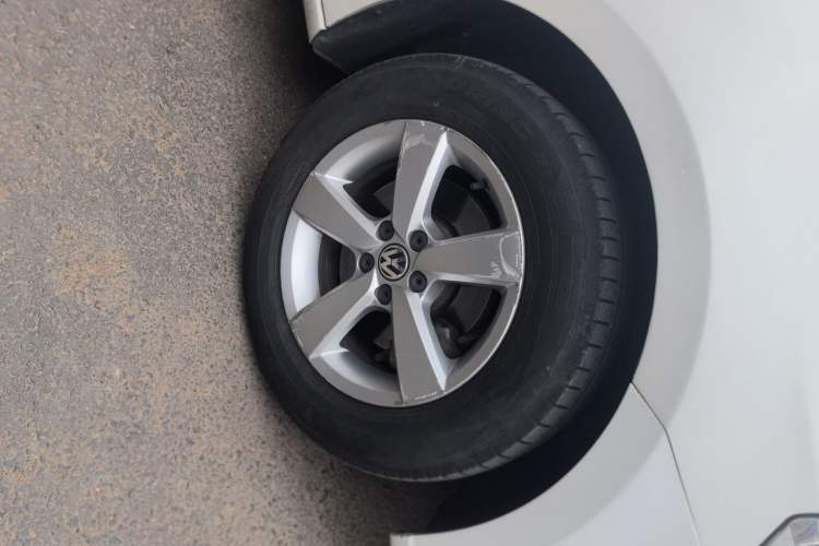 Used Volkswagen Gran Lavida 2013 1.6L Automatic Fashion Model Right Front Wheel Hub