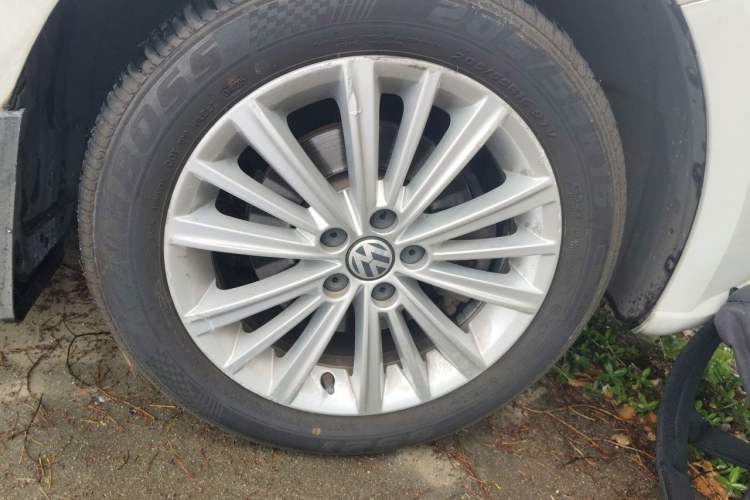 Used Volkswagen Gran Lavida 2013 1.6L Automatic Comfort Model Right Front Wheel Hub