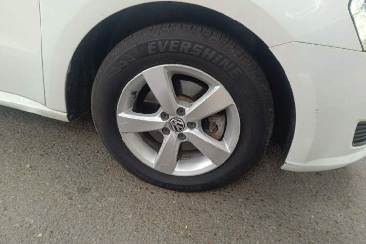 Used Volkswagen Gran Lavida 2013 1.6L Manual Fashion Model Right Front Wheel Hub