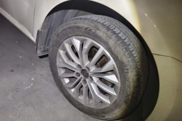 Used Volkswagen Gran Lavida 2013 1.4 TSI Automatic Luxury Model Right Front Wheel Hub