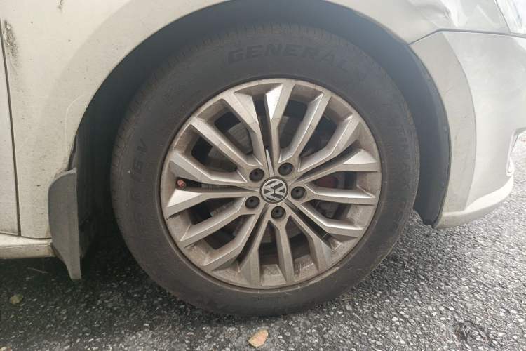 Used Volkswagen Gran Lavida 2013 1.4 TSI Automatic Luxury Model Right Front Wheel Hub