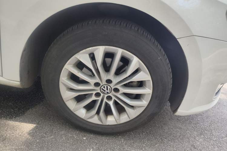 Used Volkswagen Gran Lavida 2013 1.4 TSI Automatic Luxury Model Right Front Wheel Hub