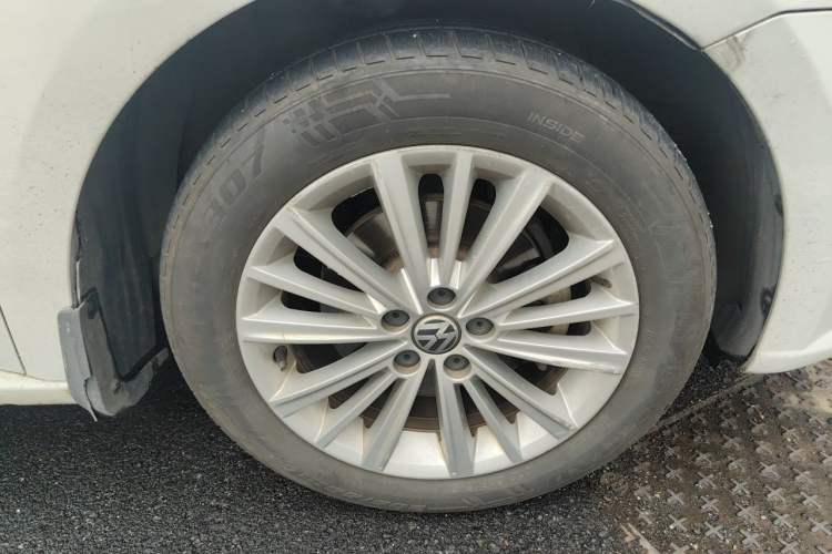 Used Volkswagen Gran Lavida 2013 1.6L Automatic Comfort Model Right Front Wheel Hub