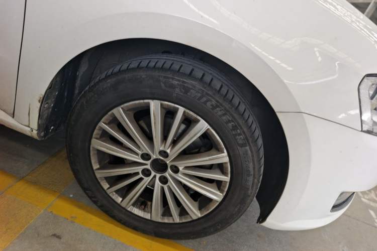 Used Volkswagen Gran Lavida 2013 1.4 TSI Automatic Comfort Model Right Front Wheel Hub