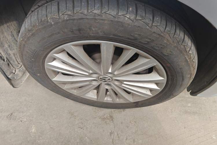 Used Volkswagen Gran Lavida 2013 1.6L Automatic Comfort Model Right Front Wheel Hub