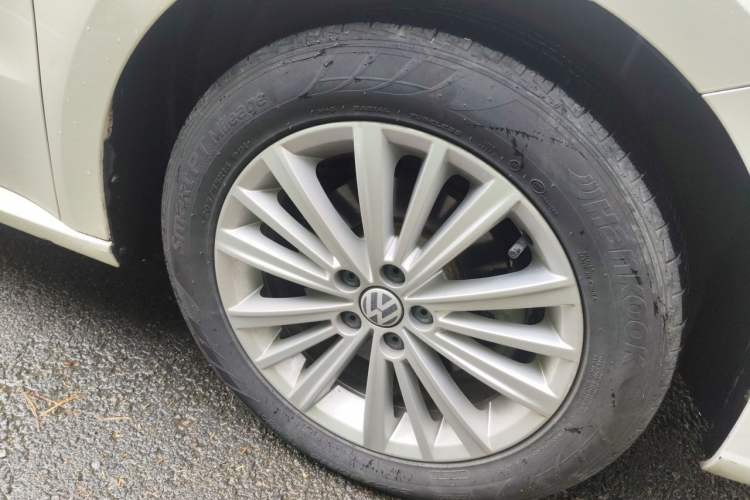 Used Volkswagen Gran Lavida 2013 1.6L Automatic Comfort Model Right Front Wheel Hub