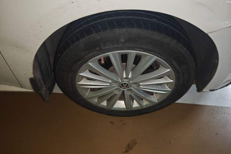 Used Volkswagen Gran Lavida 2013 1.6L Automatic Comfort Model Right Front Wheel Hub
