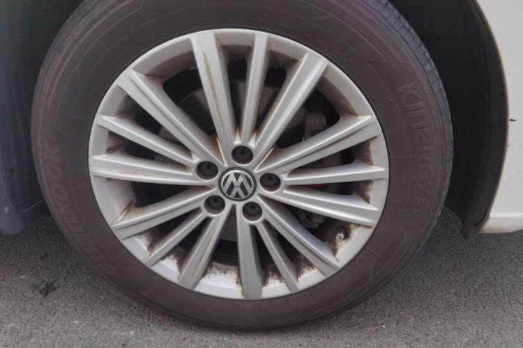 Used Volkswagen Gran Lavida 2013 1.4 TSI Manual Comfort Model Right Front Wheel Hub