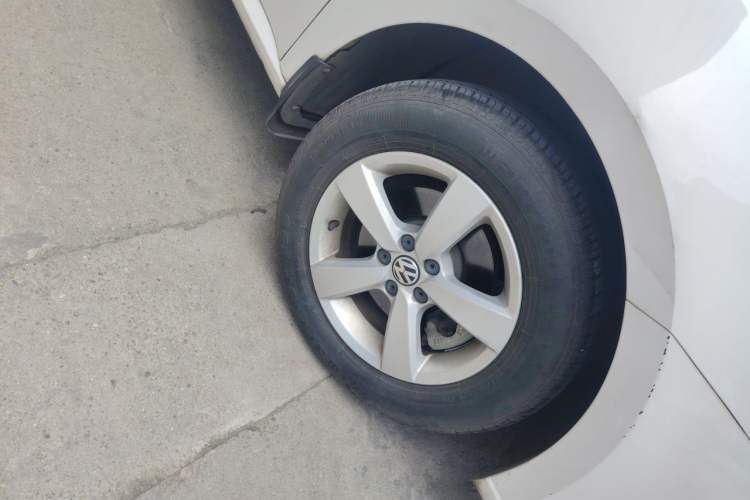 Used Volkswagen Gran Lavida 2013 1.6L Automatic Fashion Model Right Front Wheel Hub
