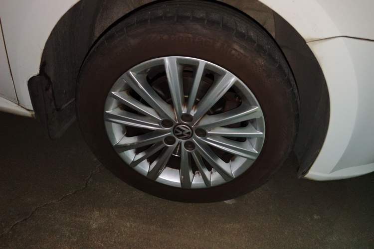 Used Volkswagen Gran Lavida 2013 1.4 TSI Automatic Comfort Model Right Front Wheel Hub