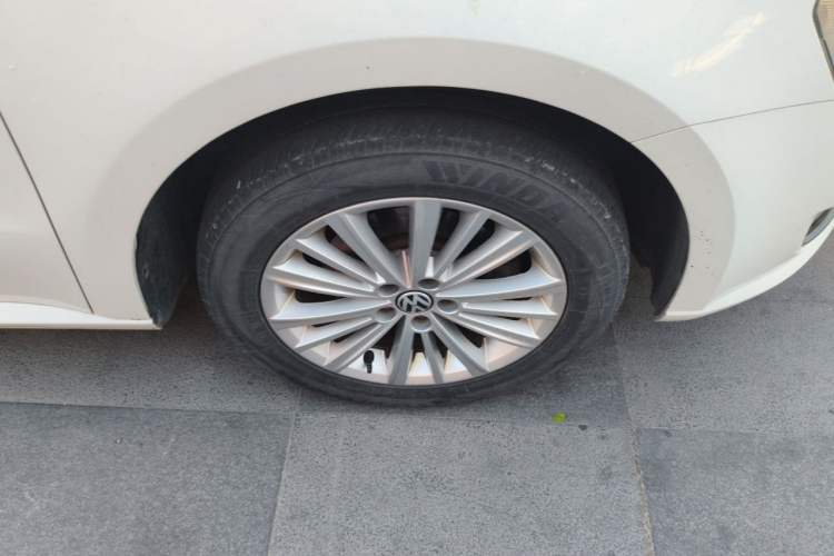 Used Volkswagen Gran Lavida 2013 1.6L Manual Comfort Model Right Front Wheel Hub