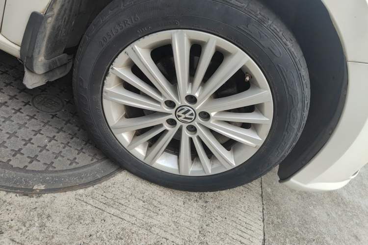 Used Volkswagen Gran Lavida 2013 1.6L Manual Comfort Model Right Front Wheel Hub