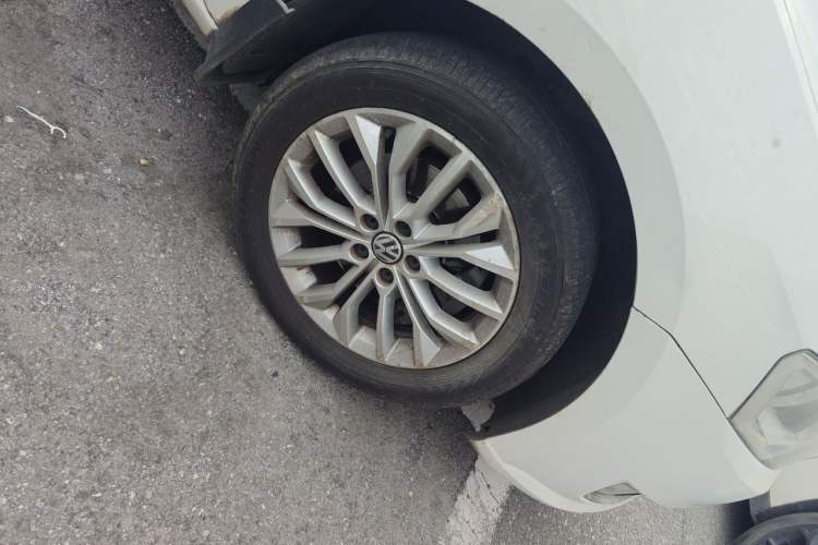 Used Volkswagen Gran Lavida 2013 1.4 TSI Automatic Comfort Model Right Front Wheel Hub