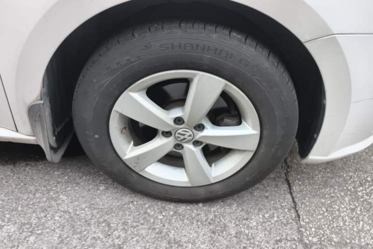 Used Volkswagen Gran Lavida 2013 1.6L Automatic Fashion Model Right Front Wheel Hub